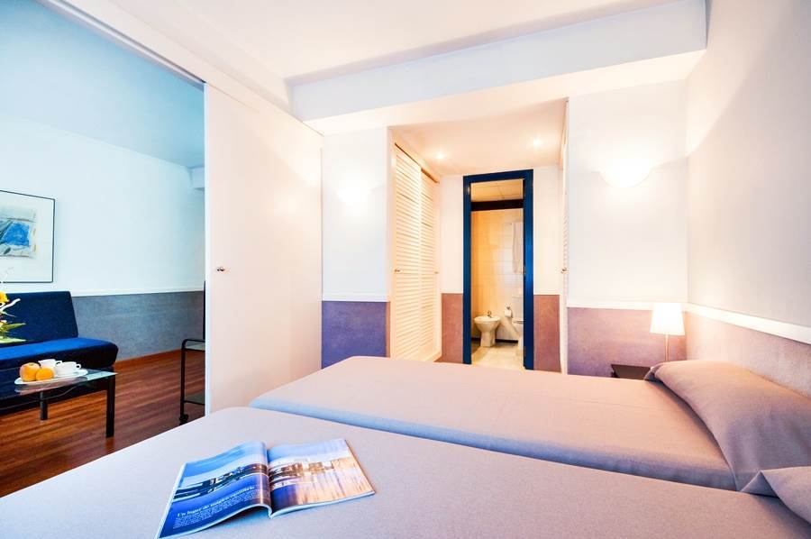 Apartamentos Descartes Barcelona Bagian luar foto