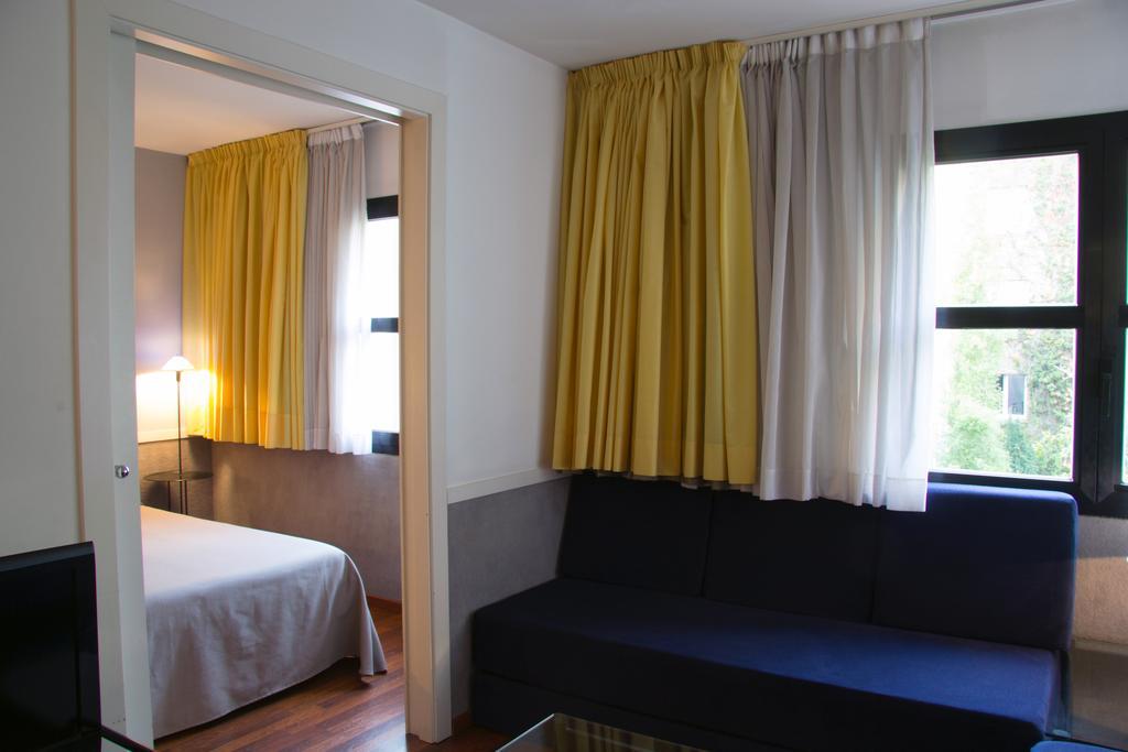 Apartamentos Descartes Barcelona Bagian luar foto