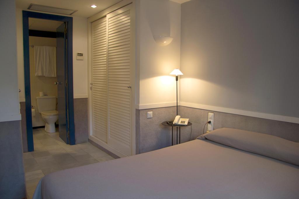 Apartamentos Descartes Barcelona Bagian luar foto