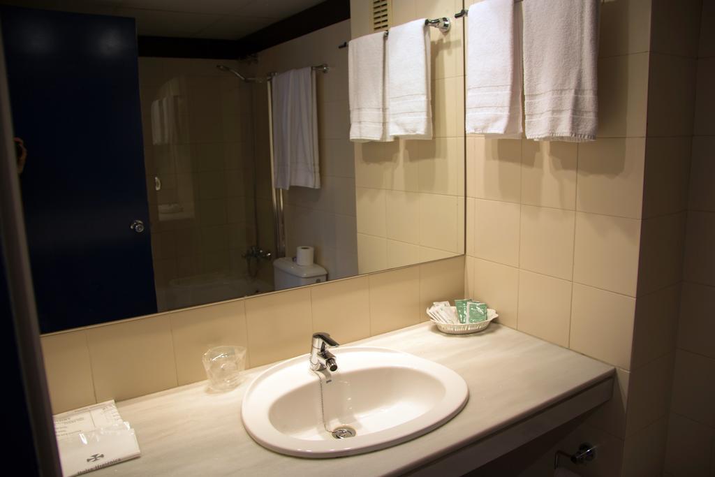Apartamentos Descartes Barcelona Bagian luar foto