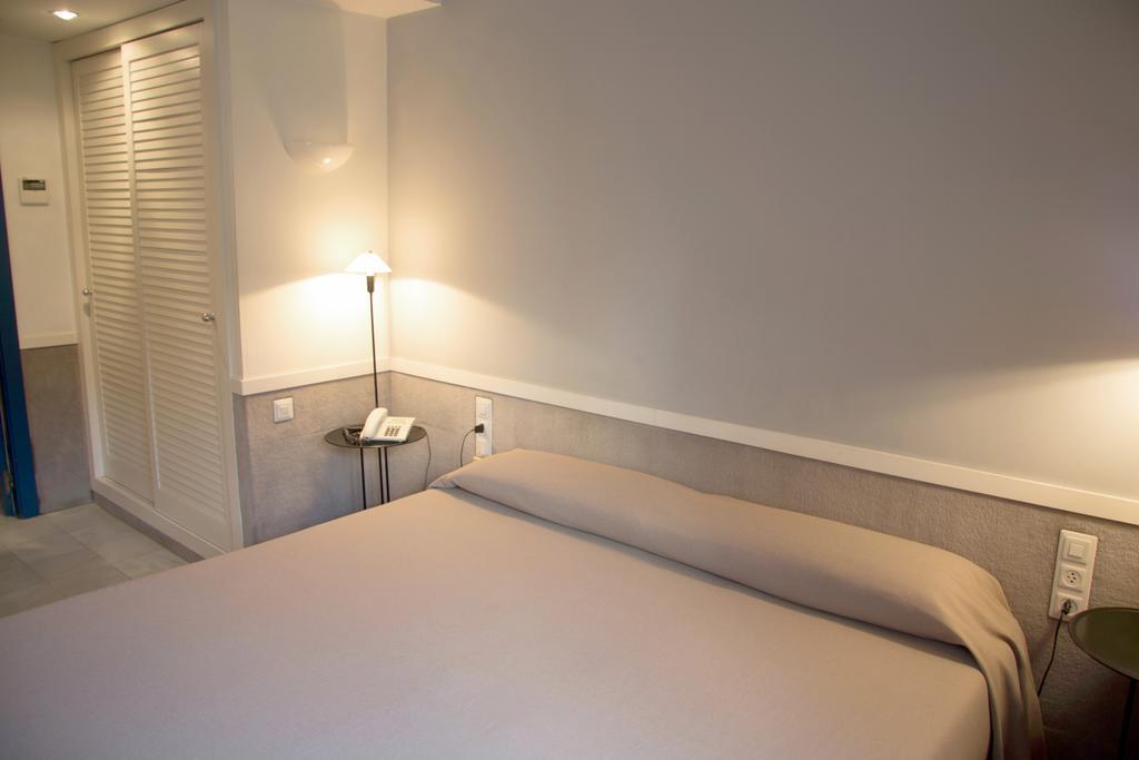 Apartamentos Descartes Barcelona Bagian luar foto