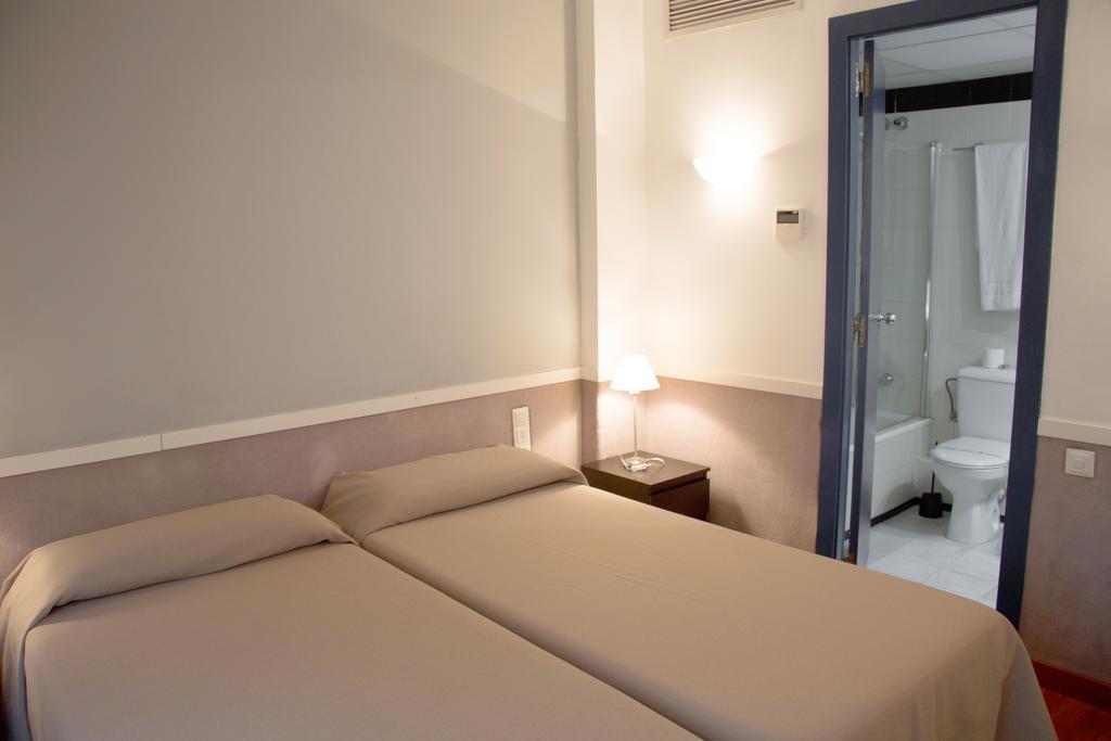 Apartamentos Descartes Barcelona Bagian luar foto