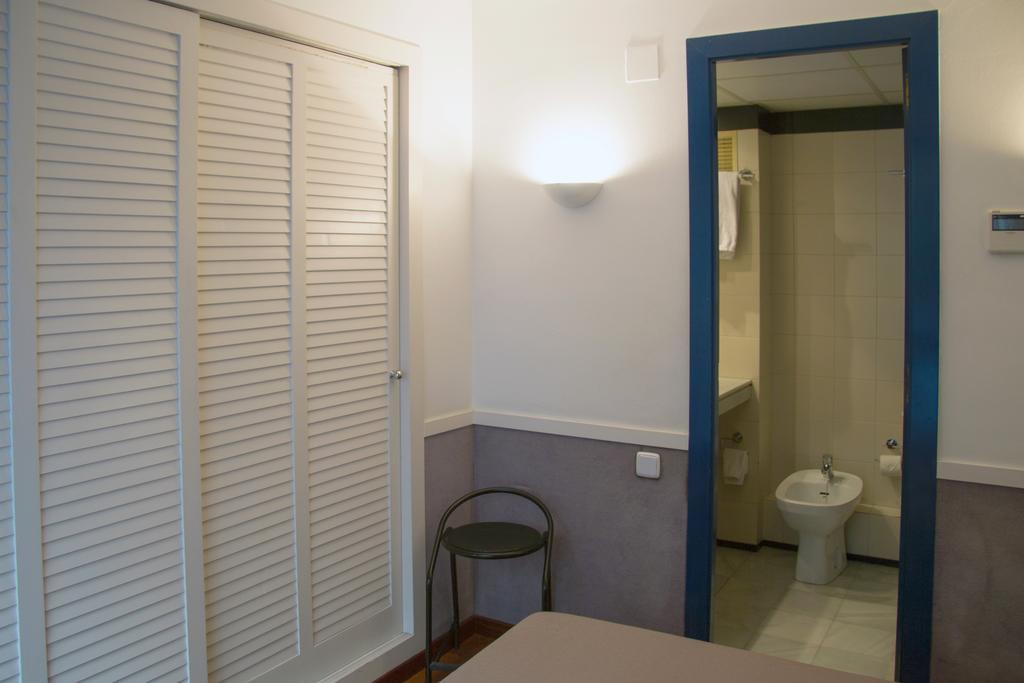 Apartamentos Descartes Barcelona Bagian luar foto