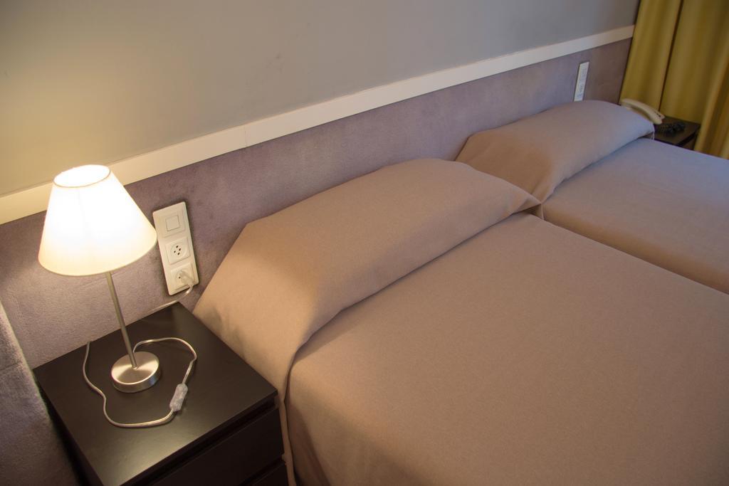 Apartamentos Descartes Barcelona Bagian luar foto