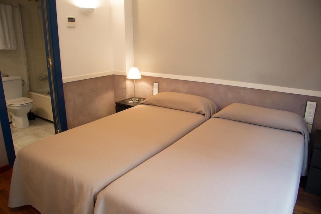 Apartamentos Descartes Barcelona Bagian luar foto