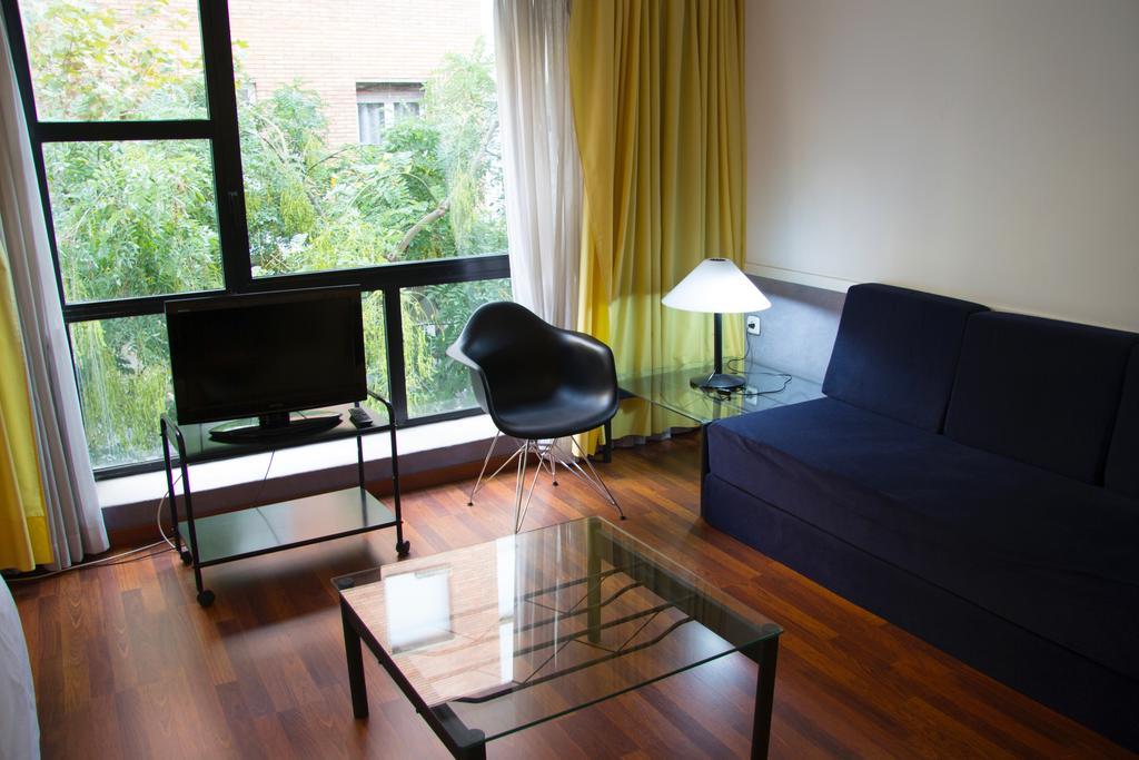 Apartamentos Descartes Barcelona Bagian luar foto