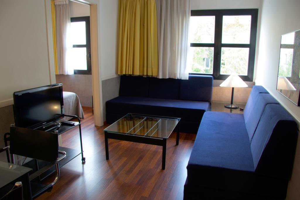 Apartamentos Descartes Barcelona Bagian luar foto
