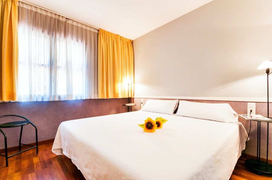 Apartamentos Descartes Barcelona Bagian luar foto