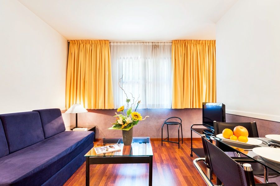 Apartamentos Descartes Barcelona Bagian luar foto