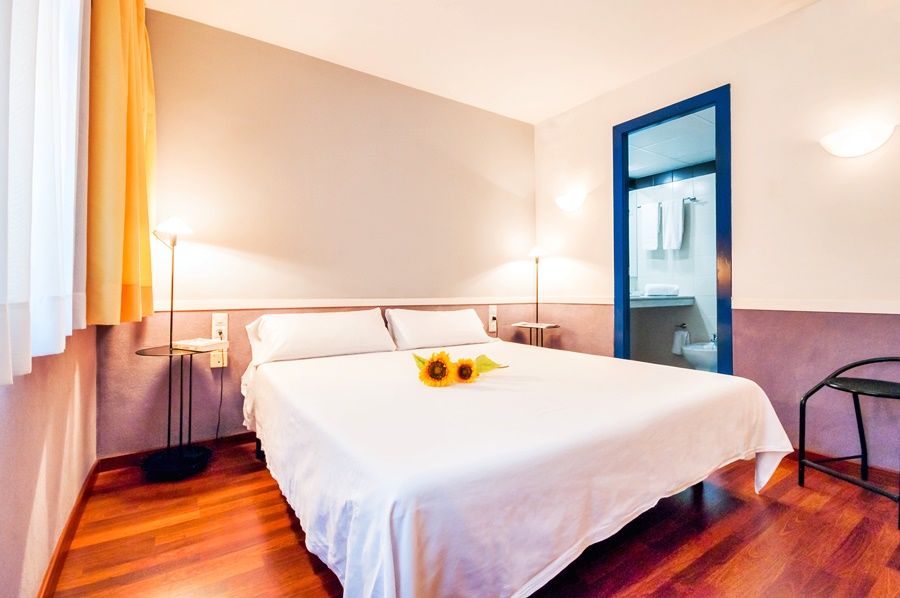 Apartamentos Descartes Barcelona Bagian luar foto
