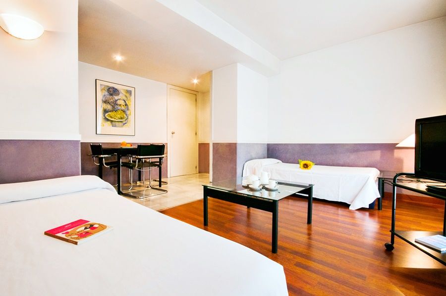 Apartamentos Descartes Barcelona Bagian luar foto