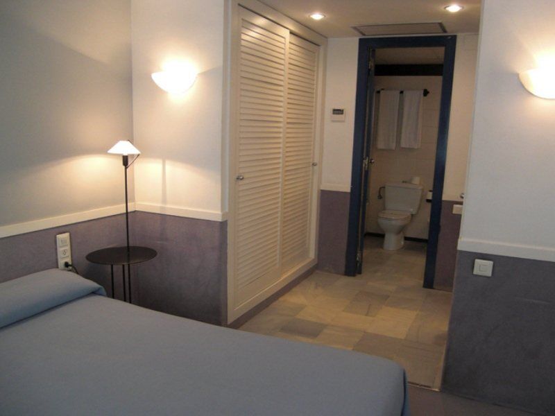 Apartamentos Descartes Barcelona Bagian luar foto