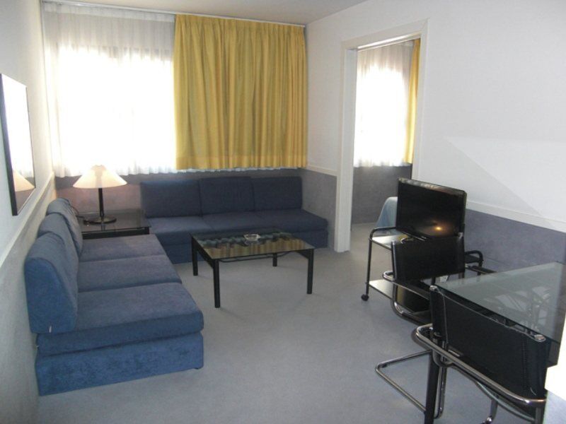 Apartamentos Descartes Barcelona Bagian luar foto